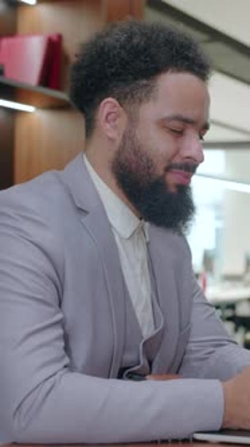 Un homme d'affaires afro-américain ambitieux se tient en toute confiance dans un bureau moderne
