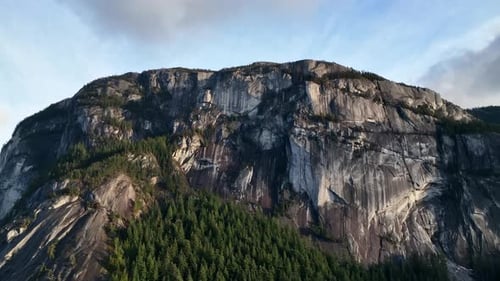 Monolithe de granit massif Stawamus Chief (The Chief) à Squamish, en Colombie-Britannique, au Canada.