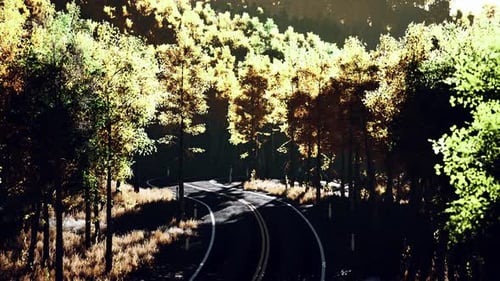 Autobahn in den Bergen am Herbsttag in Italien