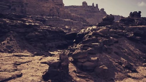 Crépuscule paisible affichant des ombres tamisées et un éclairage chaleureux sur le bord du canyon