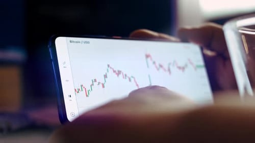 Gráfico de preços de criptomoedas Bitcoin na tela do celular Preço futuro da criptomoeda