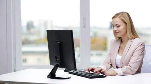 Geschäfts-, Menschen- und Technologiekonzept - Junge Geschäftsfrau mit Computerschreibtechnik