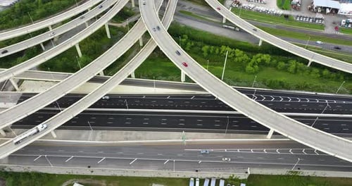 Intersection autoroutière surélevée dans la ville américaine de Tampa, en Floride, avec Fast Moving Cars USA