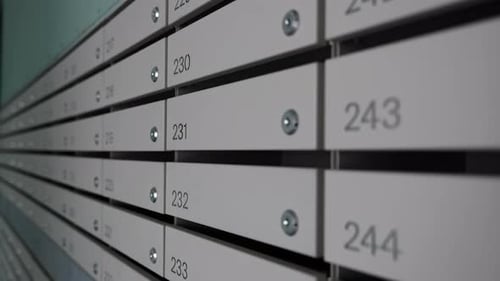 Rangée de boîtes aux lettres numérotées dans un immeuble d'appartements