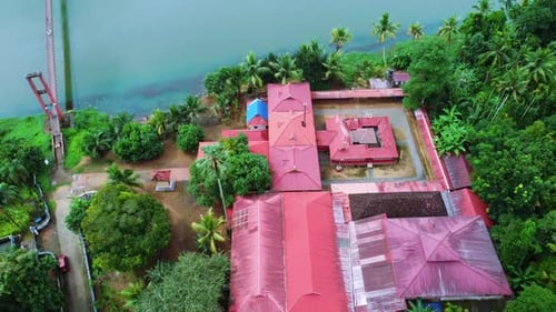 Vue aérienne du pont suspendu qui enjambe la rivière. Les temples sont des symboles du passé ancien du Kerala.