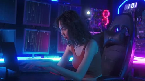 Ein Hacker benutzt einen Laptop, um nachts Daten zu stehlen