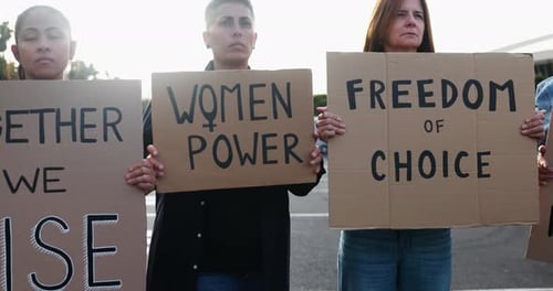 Mujeres diversas haciendo una manifestación por los derechos de las mujeres en las calles de la ciudad: concepto de feminismo