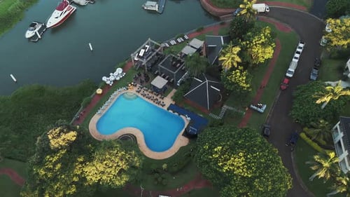 Vista aérea da área da piscina de um hotel decorada para uma festa em Misiones, Argentina