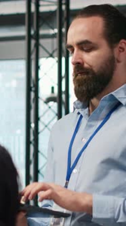 Vídeo vertical: equipe de programadores no escritório desenvolvendo aplicativos de software usando IA