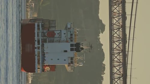 Ein großes rotes Schiff segelt auf dem Wasser