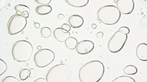 Gel cosmétique fluide transparent avec huile à bulles moléculaires