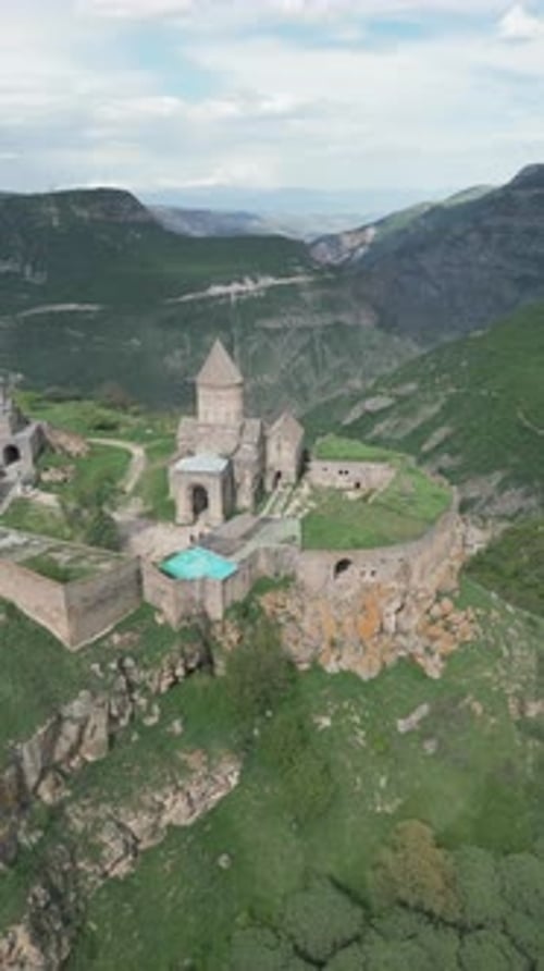 Monasterio de Tatev y paisaje en Armenia