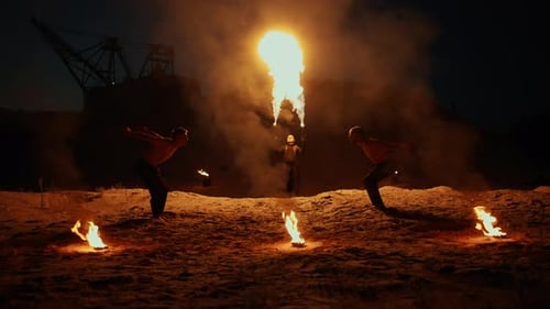 Akrobatik- und Pyrotechnik-Performance-Show von Light And Dark Fire Show Stuntmen Jumping