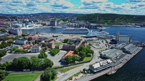 Enjoy Oslo's summer warmth and vitality from an elevated viewpoint.