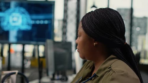 Nahaufnahme eines Ingenieurs im Büro, der den AI LLM-Chatbot verwendet, um Hilfe zu erhalten