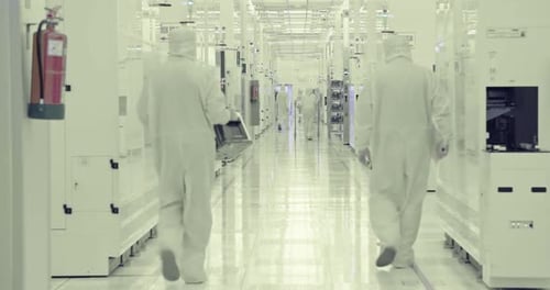 Arbeiter in sauberen Anzügen in einer Halbleiterproduktionsstätte