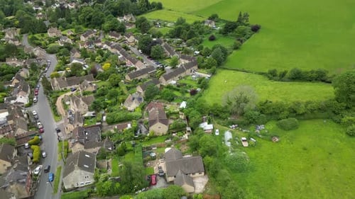 Vidéo aérienne au-dessus d'Uley, Royaume-Uni