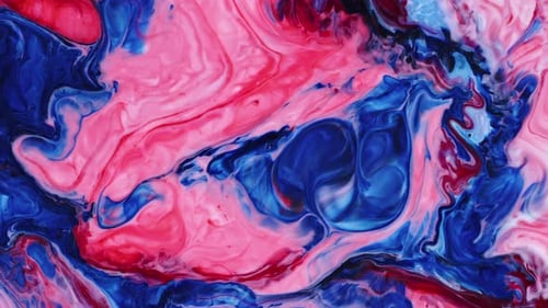 Los movimientos abstractos de tinta colorida se extienden sobre la textura del agua