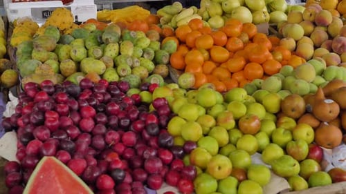 Colorido surtido de frutas en el puesto del mercado