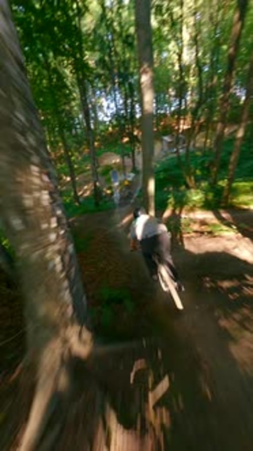 Vélos sautant sur une rampe