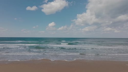 Blauer bewölkter Himmel über dem Mittelmeer, ruhiges Wasser