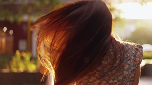 Mulher feliz andando e ouvindo música na cidade