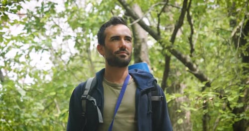 Ein Mann im Wald treibt Sport und atmet an einem sonnigen Tag reine Luft, ein Konzept von sauberer Luft und