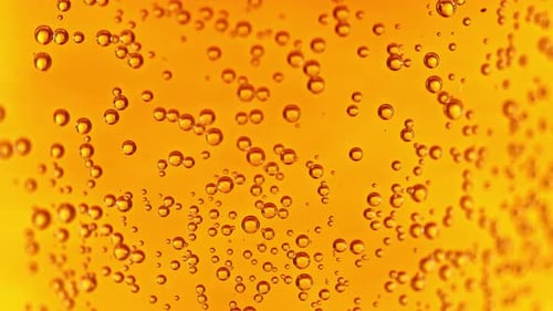 Eine Nahaufnahme von Blasen in einem Glas Bier