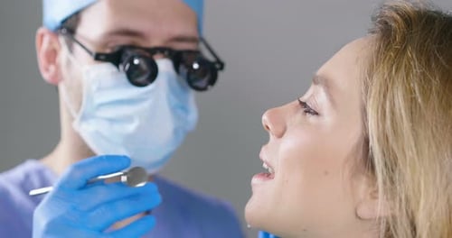In einer professionellen Praxis überprüft eine Zahnärztin das Gebiss der Patientin und sie ist damit zufrieden