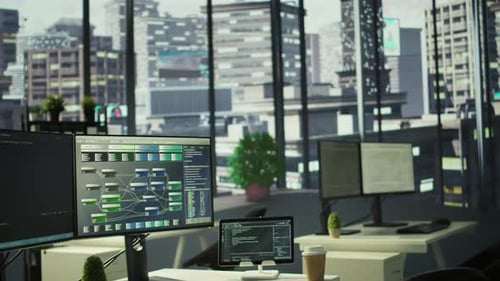 Nahaufnahme des Programmiercodes auf Computermonitoren im Arbeitsbereich des Unternehmens