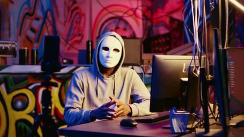 Un hacker filme un message antigouvernemental