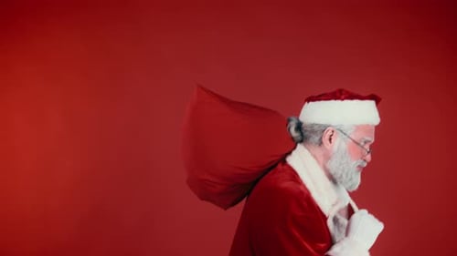 Papá Noel con una bolsa de regalos pasando sigilosamente y haciendo ruido