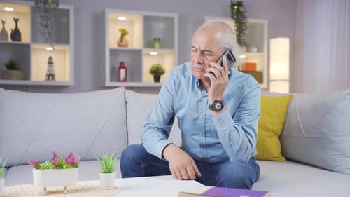 Der alte Mann, der sich mit seiner Frau am Telefon streitet, nimmt seinen Ring ab.