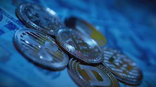 Crypto-monnaie : Bitcoin, Ethereum, Tether, Binance, USD, XRP, Dogecoin et dollars américains, billets de banque sur fond bleu