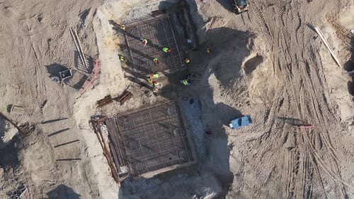 Vista aérea de los trabajadores y las estructuras de acero en el sitio del puente de Riga