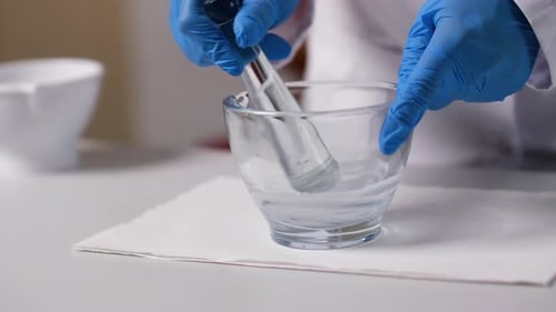 Mélange de précision en mélangeant des ingrédients actifs avec un mortier et un pilon