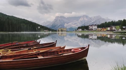 Bateaux en bois au bord du lac à Lago De Misurina