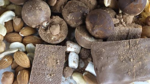 Cacau com uma cesta de doces