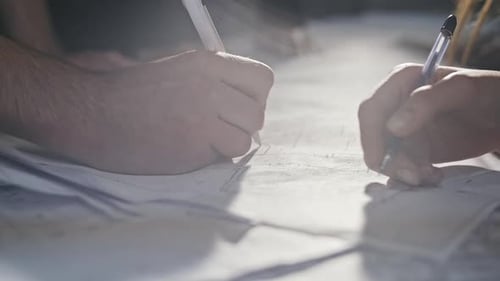 Nahaufnahme des Handzeichnungsplans eines Ingenieurs auf Druck mit Architektenausrüstung