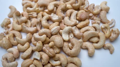 Frische, gesunde Cashewnüsse, gedrehte Ansicht