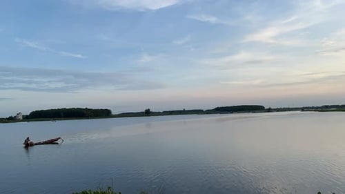 Die Fischer werfen ihre Netze weit aus und hoffen, die zahlreichen Fische zu fangen, die in den Tiefen des Sees schwimmen