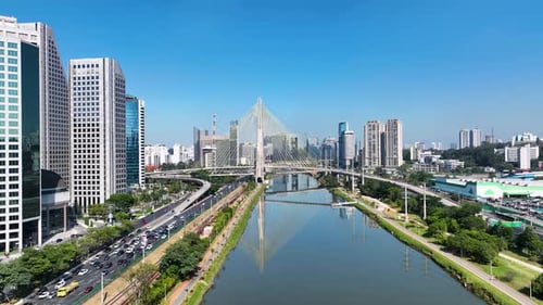 Ponte suspensa no centro da cidade de São Paulo, Brasil.
