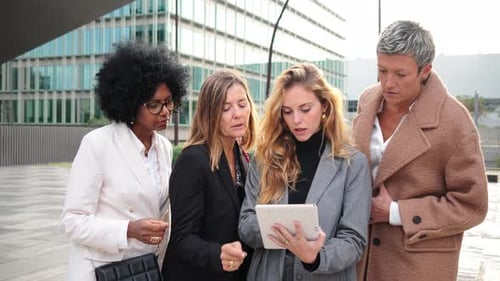 Grupo de mujeres de negocios que solo son adultas de mediana edad que usan un panel táctil para trabajar, una mujer Corporativa exitosa