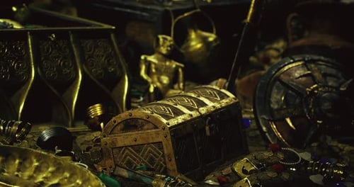 Un coffre au trésor parmi des objets anciens dans un environnement faiblement éclairé
