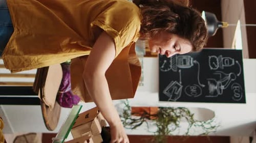 Cliente de vídeo vertical colocando verduras en una bolsa de papel