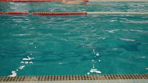 Leere Gassen erwarten die Teilnehmer in einem ruhigen Swimmingpool