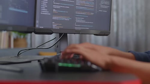 Les mains d'un jeune programmeur tapant sur un ordinateur de bureau créant une Appli d'ingénieur logiciel
