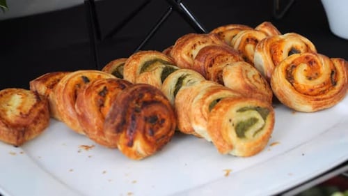 Mit Käse und Spinat gefüllte Hefeteig-Snacks