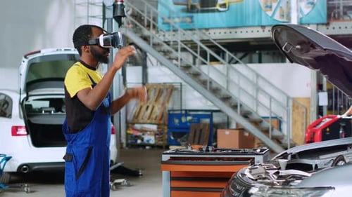 Werkstattmechaniker nutzt virtuelle Realität