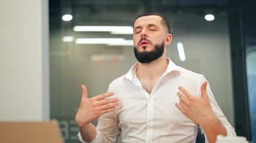 Un homme d'affaires effrayé a du mal à respirer et à déboutonner le col de sa chemise au bureau